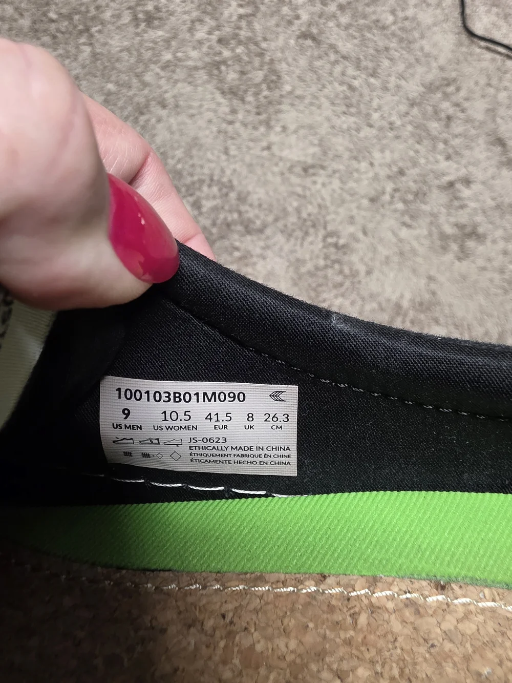 Cariuma Women's Black Canvas Low-Top Sneakers